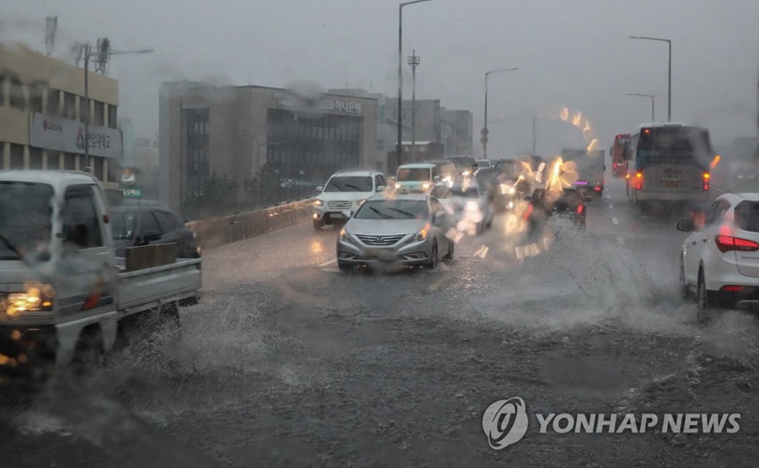 16日，首爾遭受強降雨侵襲。圖片來源：韓聯社