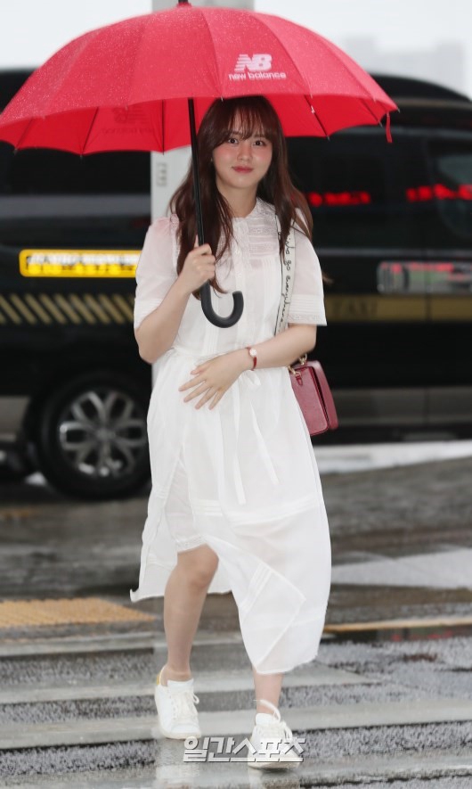 金所炫一襲白裙清純亮相機場 “雨天和紅傘更配”【組圖】