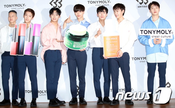 BTOB��˿ǩ�����ֳ����ع� ½�ǲ���ָ������ˬ˧������ƶԾ�ͷ���ָ�֡���ͼ����2��