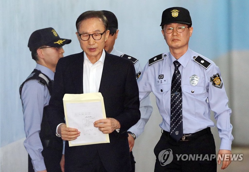 韓國前總統李明博23日現身首爾中央地方法院出席庭審。（圖片來源：韓聯社）