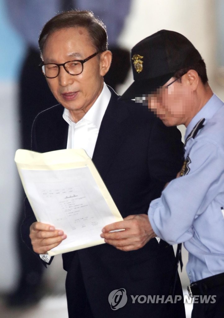 韓國前總統李明博23日現身首爾中央地方法院出席庭審。（圖片來源：韓聯社）