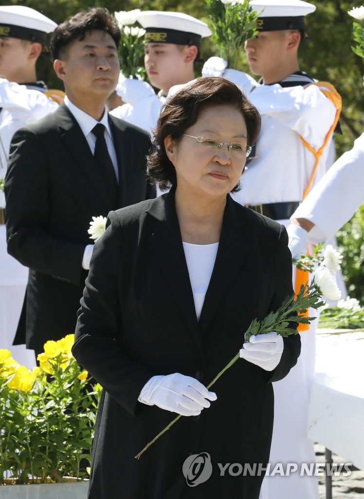 盧武鉉遺孀權良淑女士出席追悼儀式並獻花。（圖片來源：韓聯社）