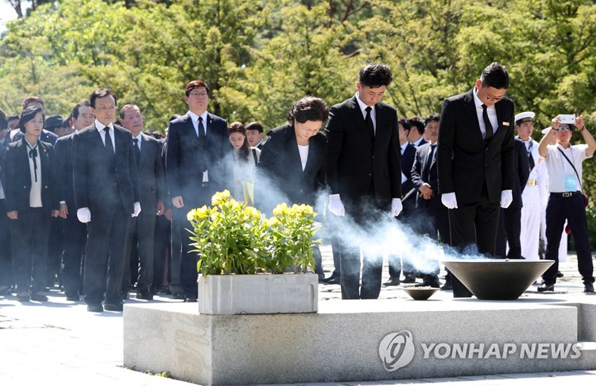 韓國前總統盧武鉉逝世九周年追悼儀式23日在慶尚南道金海市峰下村舉行。（圖片來源：韓聯社）