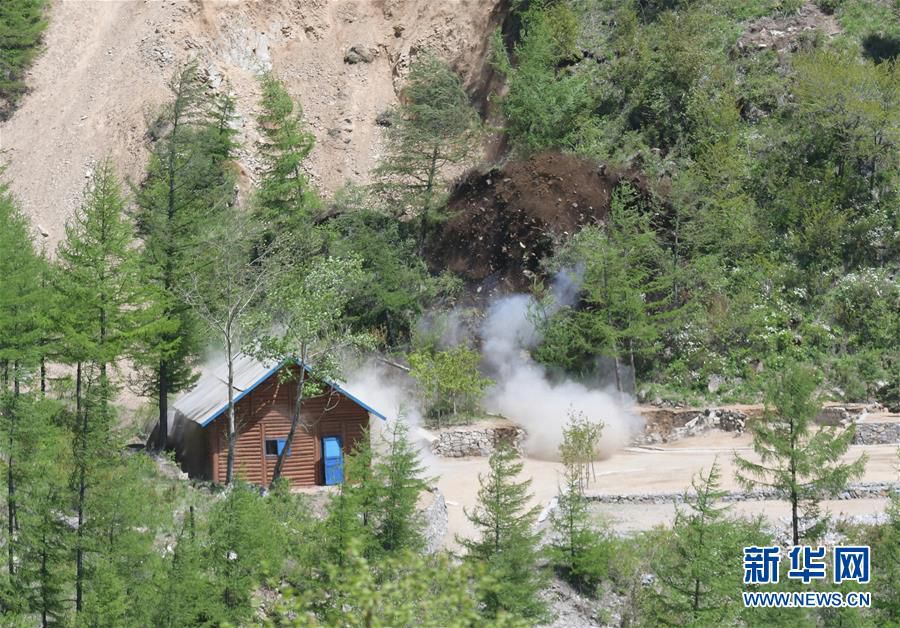 這是5月24日在朝鮮咸鏡北道吉州郡的豐溪裡核試驗場拍攝的二號坑道爆破場景。新華社記者程大雨攝