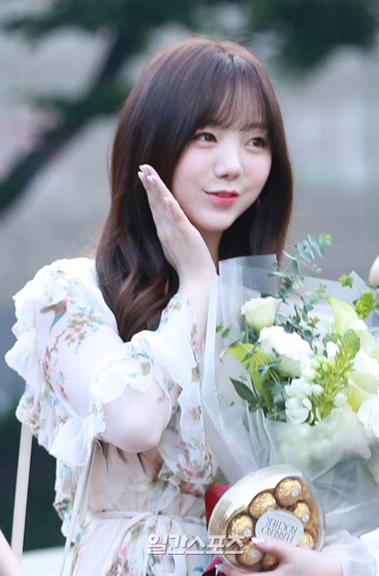 Lovelyz、N.Flying、UNI.T等现身“上班路” 李美珠咬玫瑰神情性感金智妍手捧脸颊可爱清纯【组图】