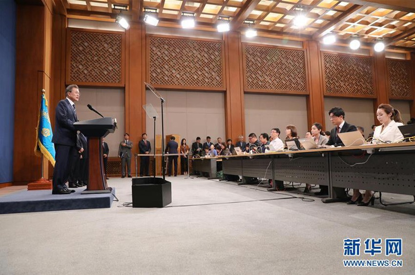 5月27日，韓國總統文在寅在首爾青瓦台宣布韓朝領導人會晤結果。新華社/紐西斯通訊社
