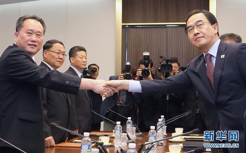 6月1日，在板門店韓方一側的“和平之家”，韓國統一部長官趙明均（右）與朝鮮祖國和平統一委員會委員長李善權握手。 新華社發