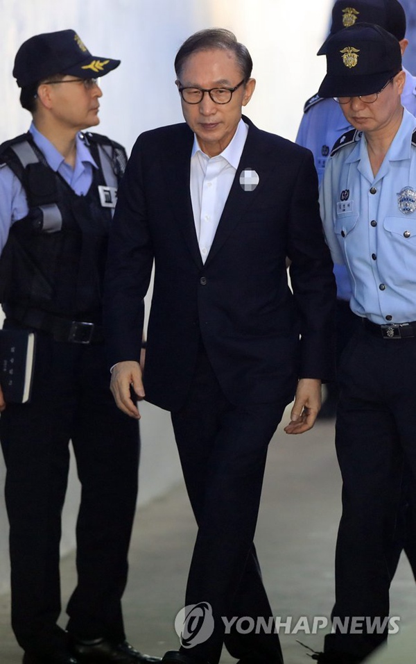 當地時間15日上午，韓國前總統李明博前往首爾中央地方法院出庭受審。（圖片來源：韓聯社）
