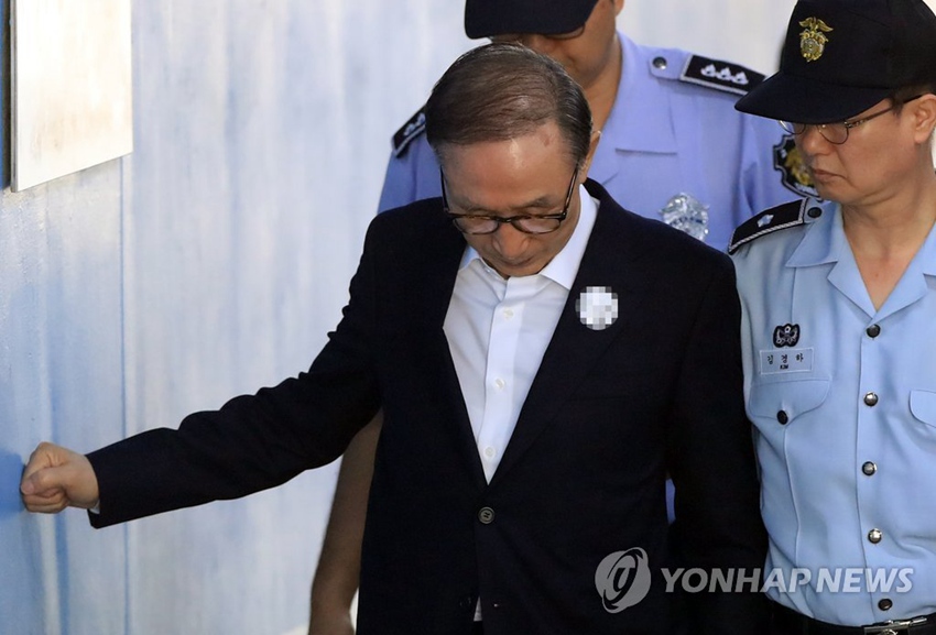 當地時間15日上午，韓國前總統李明博前往首爾中央地方法院出庭受審。（圖片來源：韓聯社）