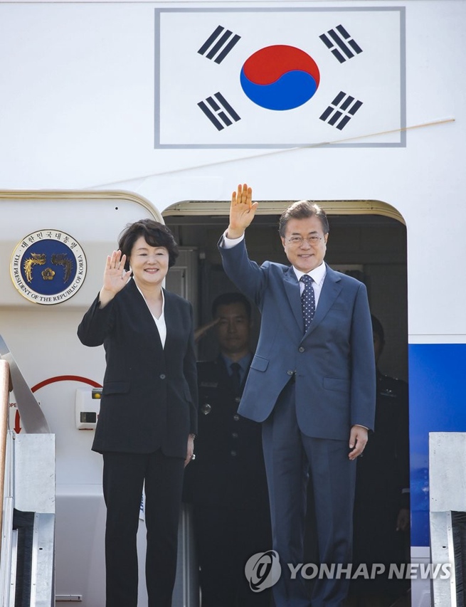 當地時間6月21日，在位於京畿道城南市的首爾機場，韓國總統文在寅和夫人金正淑啟程前往俄羅斯。（圖片來源：韓聯社）