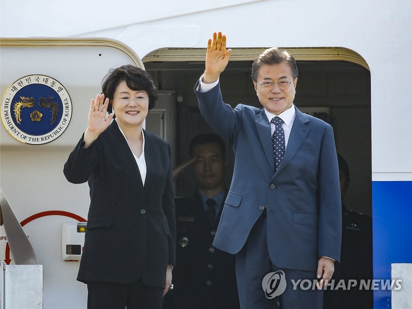 當地時間6月21日，在位於京畿道城南市的首爾機場，韓國總統文在寅和夫人金正淑啟程前往俄羅斯。（圖片來源：韓聯社）