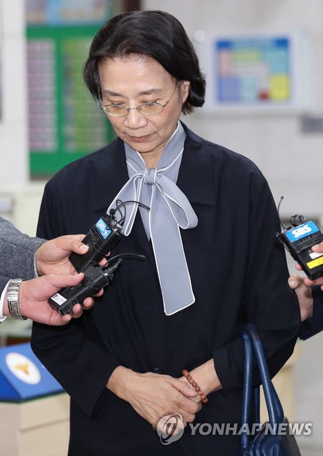大韩航空会长夫人霸凌 现身法院接受讯问