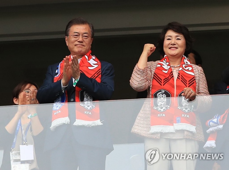 韓國總統文在寅和夫人金正淑到現場為韓國隊加油助威。（圖片來源：韓聯社）