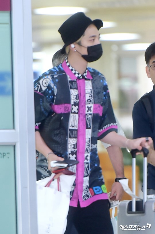 《金秘書為何那樣》“搞笑擔當”現身機場 2PM黃燦盛演繹夏日機場時尚【組圖】