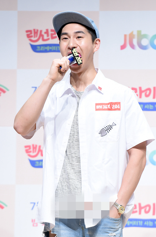 韓國吃播主播“奔馳哥”亮相節目發布會 表演吞話筒引發觀眾尖叫【組圖】【3】