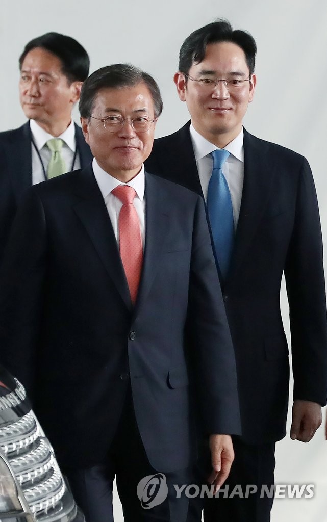 韓國總統文在寅（左）和三星電子副會長李在镕（右）出席三星電子諾伊達工廠竣工儀式。（圖片來源：韓聯社）