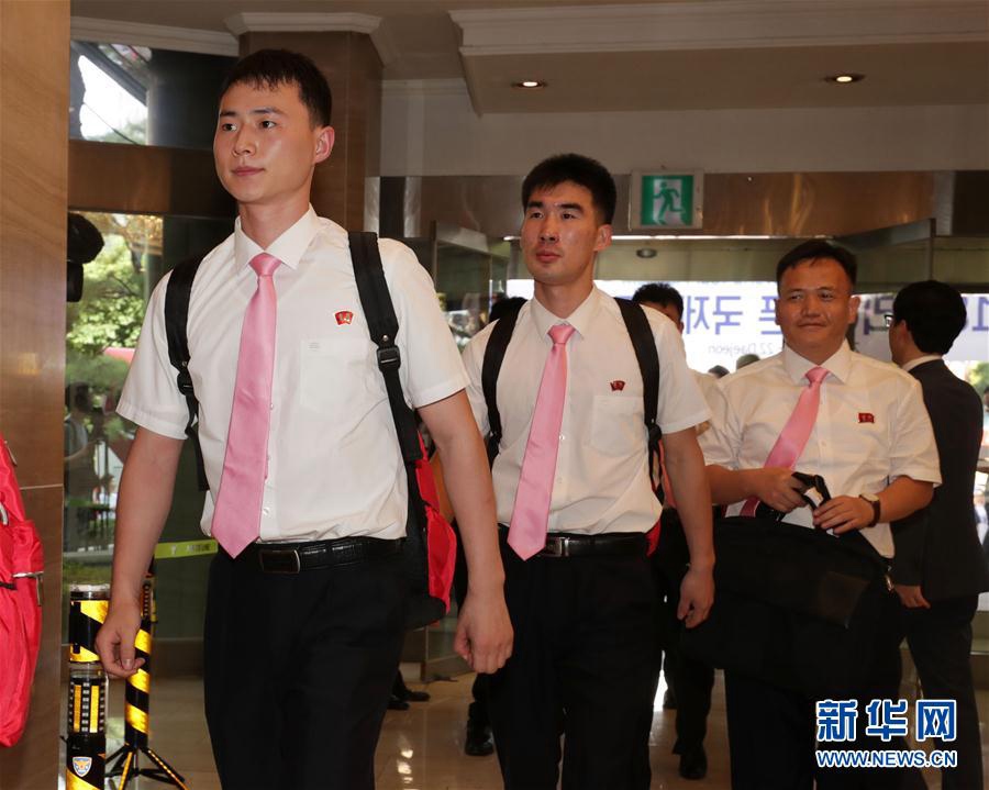 7月15日，朝鮮乒乓球代表團成員抵達在韓國大田市下榻的酒店。新華社發 （李相浩攝）