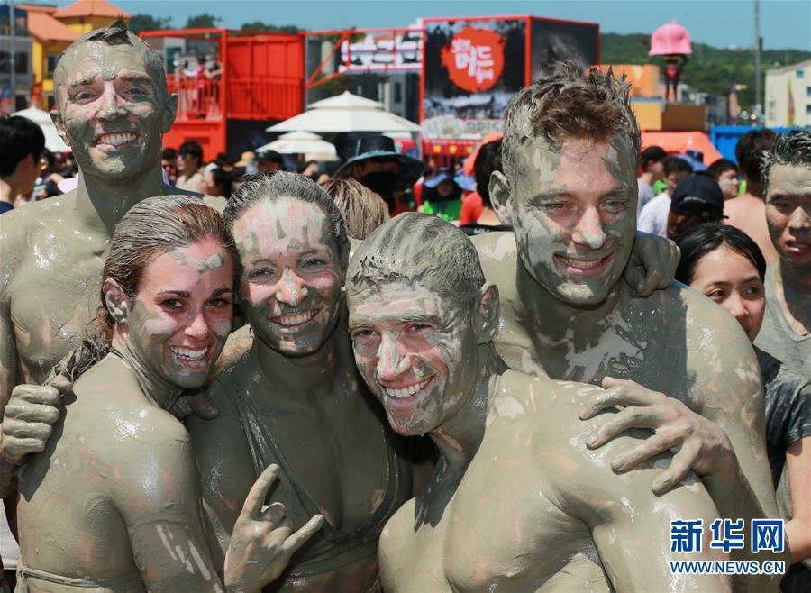 7月14日，游客在韓國保寧市舉行的保寧泥漿節上合影。新華社記者 王婧嬙 攝