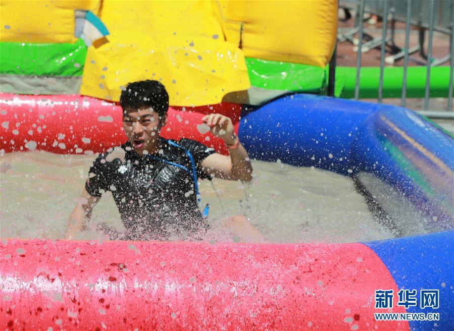 7月14日，一名游客在韓國保寧市舉行的保寧泥漿節上體驗泥漿池滑梯。新華社記者 王婧嬙 攝
