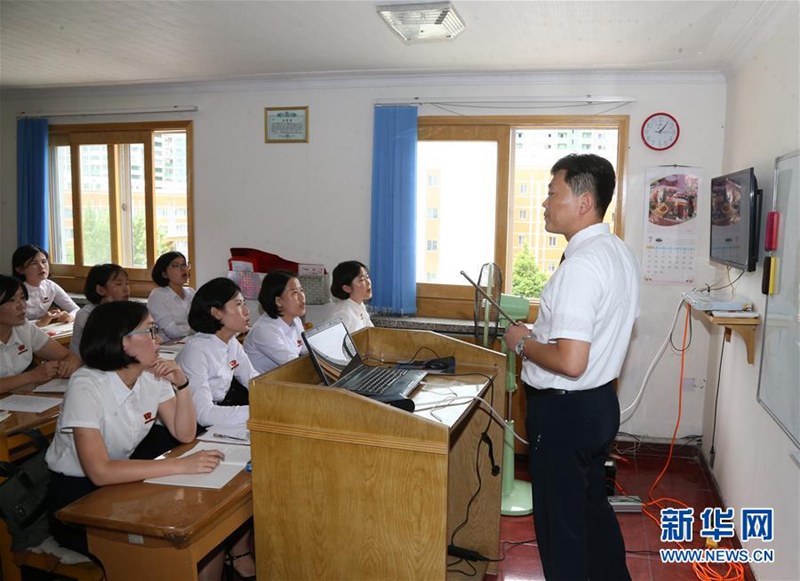 7月13日，教師朴哲真（右一）在朝鮮平壤外國語大學中文系聽力課上授課。新華社記者程大雨攝