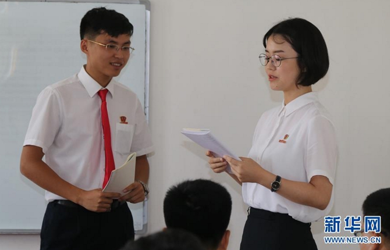 7月13日，朝鮮平壤外國語大學中文系學生洪俊赫（左）和金柳京在聽力課上進行中文情景對話。新華社記者程大雨攝