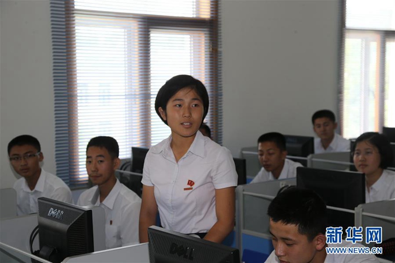 7月13日，朝鮮平壤外國語學院三年級學生金賢京（前排起立者）在英語聽力課上用英語回答提問。新華社記者程大雨攝
