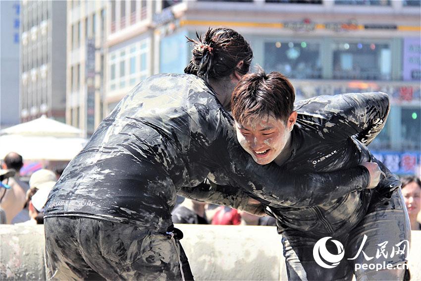 2018年7月13日至22日，第21屆韓國保寧泥漿節在忠清南道大川海水浴場舉行。游客正在體驗泥漿摔跤。 記者 陳尚文攝