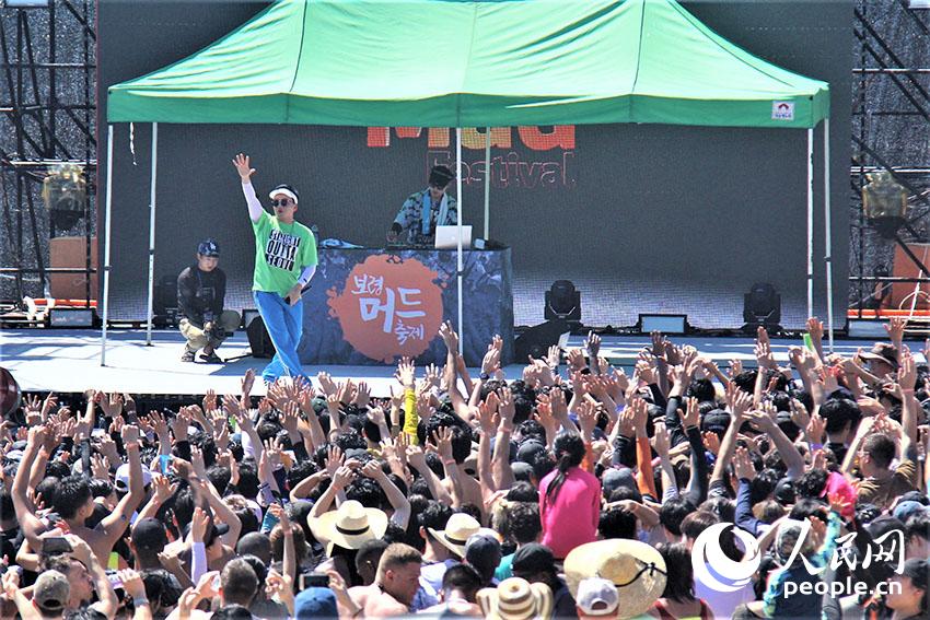第21屆韓國保寧泥漿節的主題為“與全球人一同體驗愉快的美容泥漿！”游客們在音樂的律動下共同狂歡。 記者 陳尚文攝