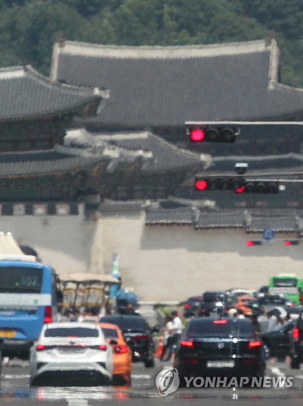 16日，韓國首爾光化門十字路口熱浪滾滾。（圖片來源：韓聯社）