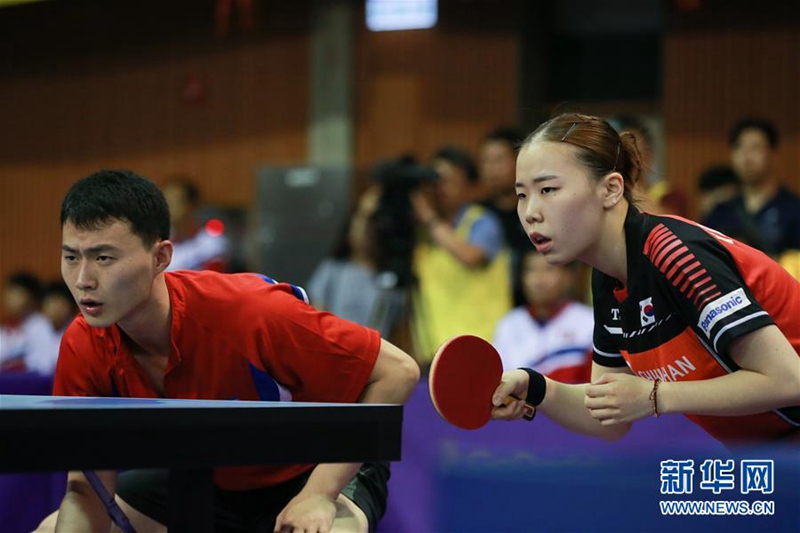 7月17日，韓國選手劉恩寵（右）和朝鮮選手崔日在比賽中。新華社記者王婧嬙攝