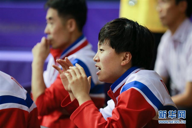 7月17日，朝鮮選手金宋依在比賽中為韓朝組合加油打氣。新華社記者王婧嬙攝