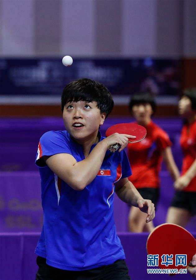 7月18日，朝鮮選手金宋依在比賽中發球。新華社記者王婧嬙攝