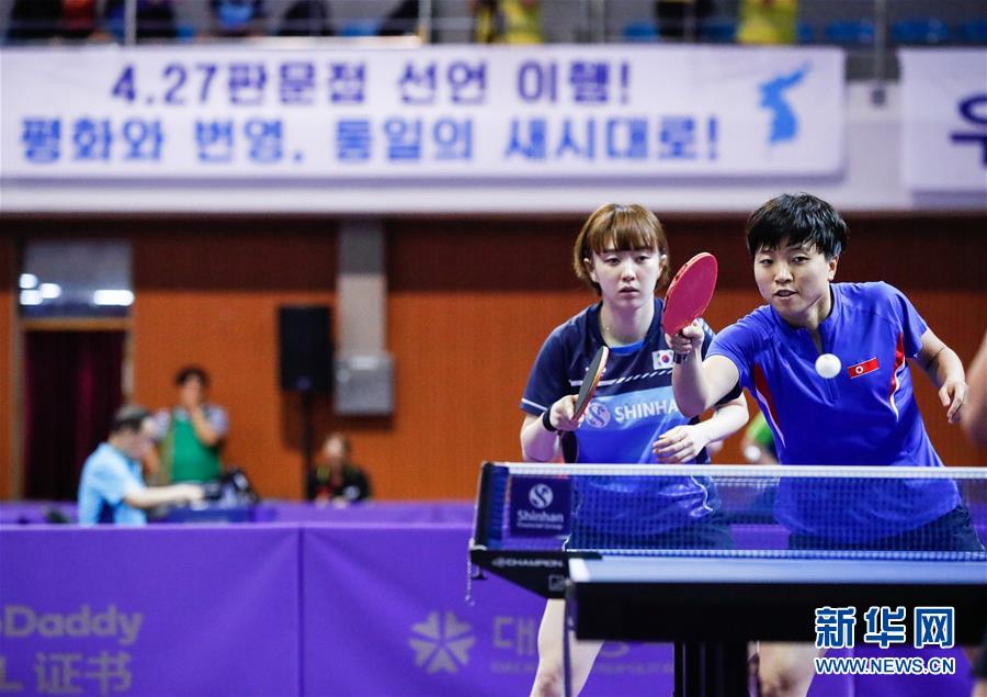 7月18日，韓國選手徐孝元（左）和朝鮮選手金宋依在比賽中。新華社記者王婧嬙攝