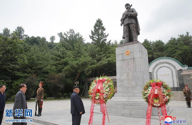 朝中社27日提供的照片顯示，在位於平安南道檜倉郡的中國人民志願軍烈士陵園內，朝鮮最高領導人金正恩（中）在中國人民志願軍烈士塔前憑吊。