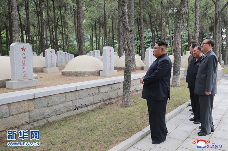 朝中社27日提供的照片顯示，朝鮮最高領導人金正恩（左一）在位於平安南道檜倉郡的中國人民志願軍烈士陵園瞻仰烈士墓。