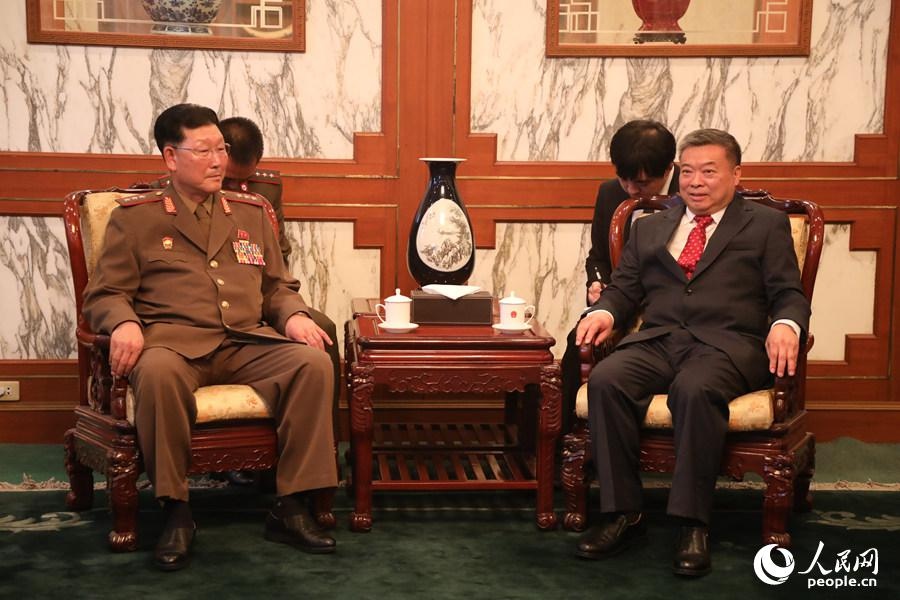 中國駐朝鮮大使李進軍與朝鮮人民武力省副相金炯龍上將進行會見。人民網記者 莽九晨攝