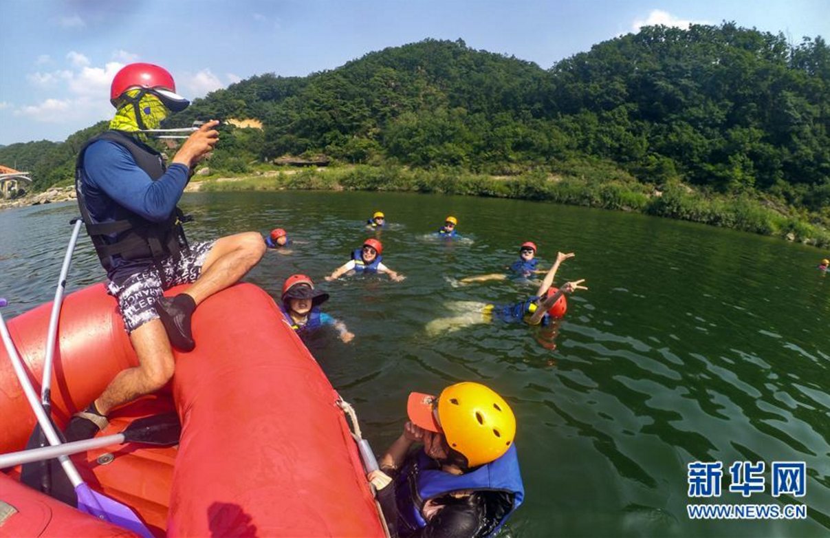 8月2日，游客在韓國京畿道抱川市的漢灘江漂流時跳入水中。新華社記者王婧嬙攝