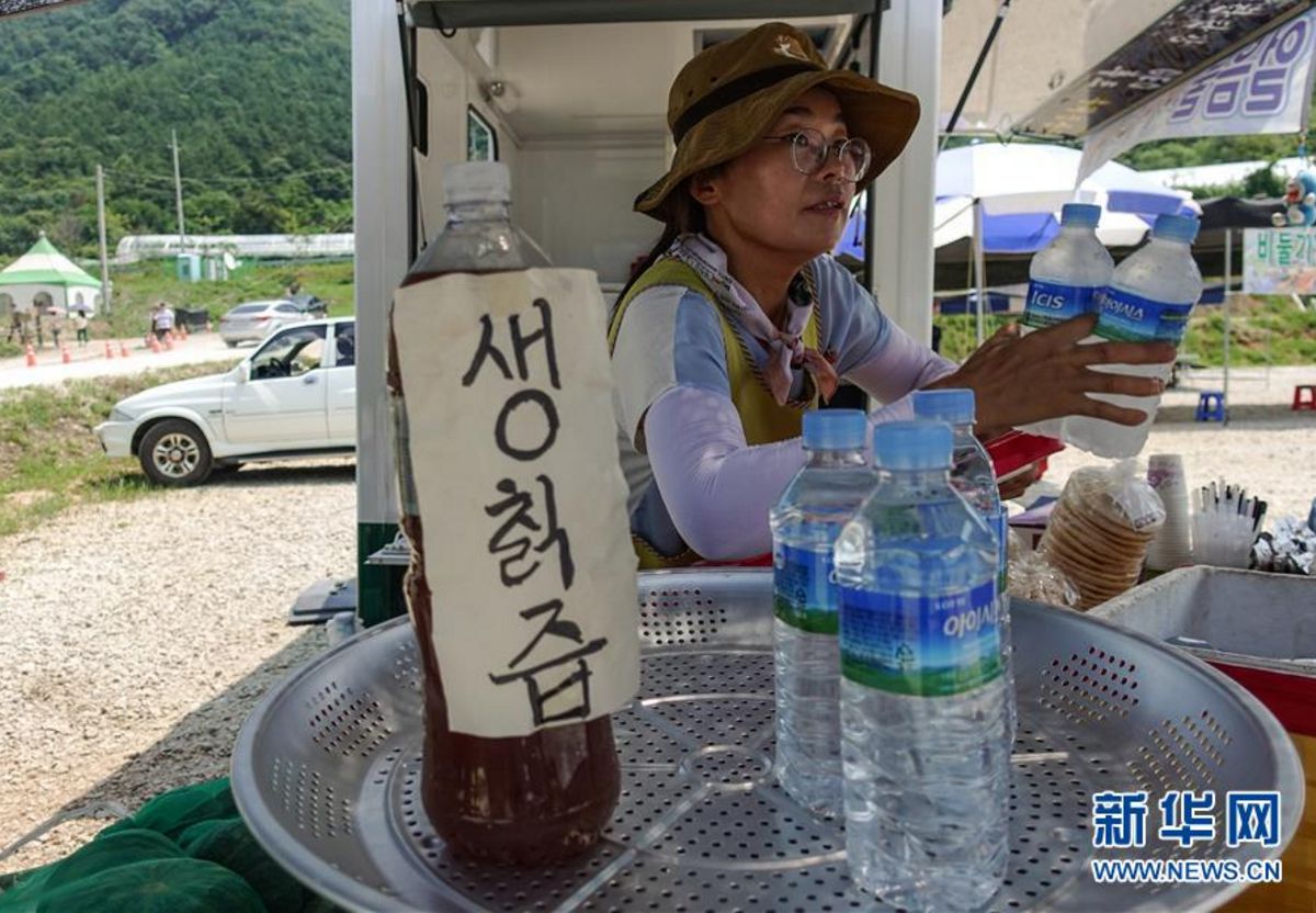 8月2日，一名商販在韓國京畿道抱川市的“天空之橋”景區向游客售賣冰鎮飲品。新華社記者王婧嬙攝
