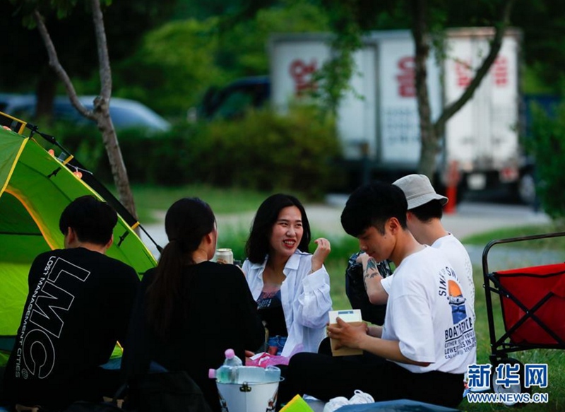 8月3日，人們在韓國首爾汝矣島漢江公園裡聚餐。新華社記者 王婧嬙 攝