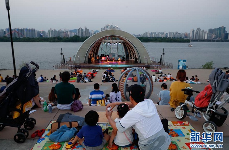8月3日，人們在韓國首爾汝矣島漢江公園欣賞夏季音樂會。新華社記者 王婧嬙 攝