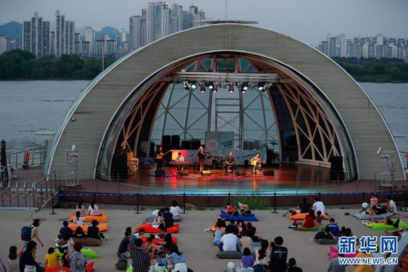 8月3日，人們在韓國首爾汝矣島漢江公園欣賞夏季音樂會。新華社記者 王婧嬙 攝