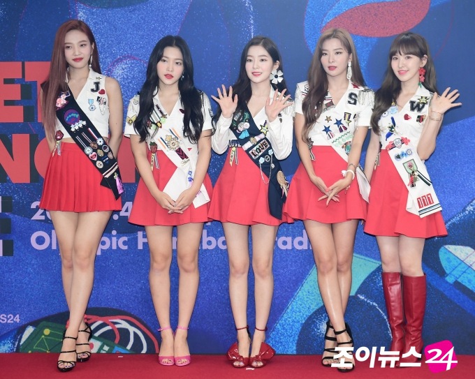 Red Velvet出席演唱會記者見面會 紅色迷你短裙盡顯青春活力【組圖】