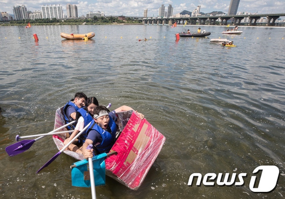 韓國人真會玩！劃紙船競賽邊劃邊沉【組圖】【2】
