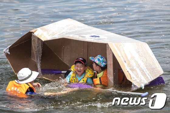 韓國人真會玩！劃紙船競賽邊劃邊沉【組圖】【3】