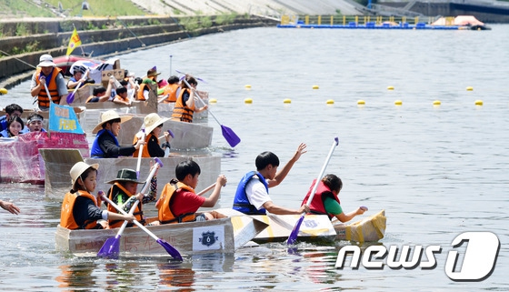 韓國人真會玩！劃紙船競賽邊劃邊沉【組圖】【4】
