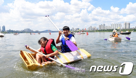 韓國人真會玩！劃紙船競賽邊劃邊沉【組圖】【5】