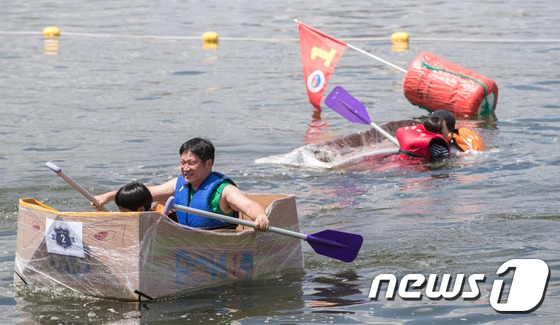 韓國人真會玩！劃紙船競賽邊劃邊沉【組圖】【8】