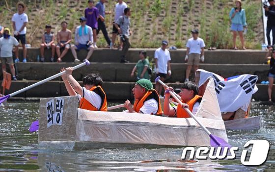 韓國人真會玩！劃紙船競賽邊劃邊沉【組圖】【9】