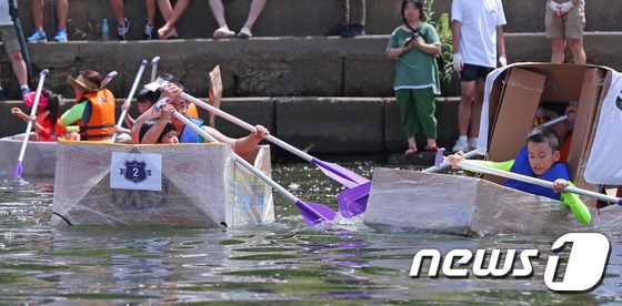 韓國人真會玩！劃紙船競賽邊劃邊沉【組圖】【10】