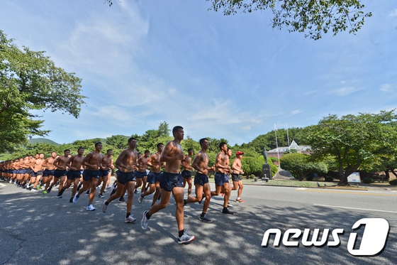 韓國海軍海難救助隊高溫下訓練 露結實肌肉【組圖】【2】